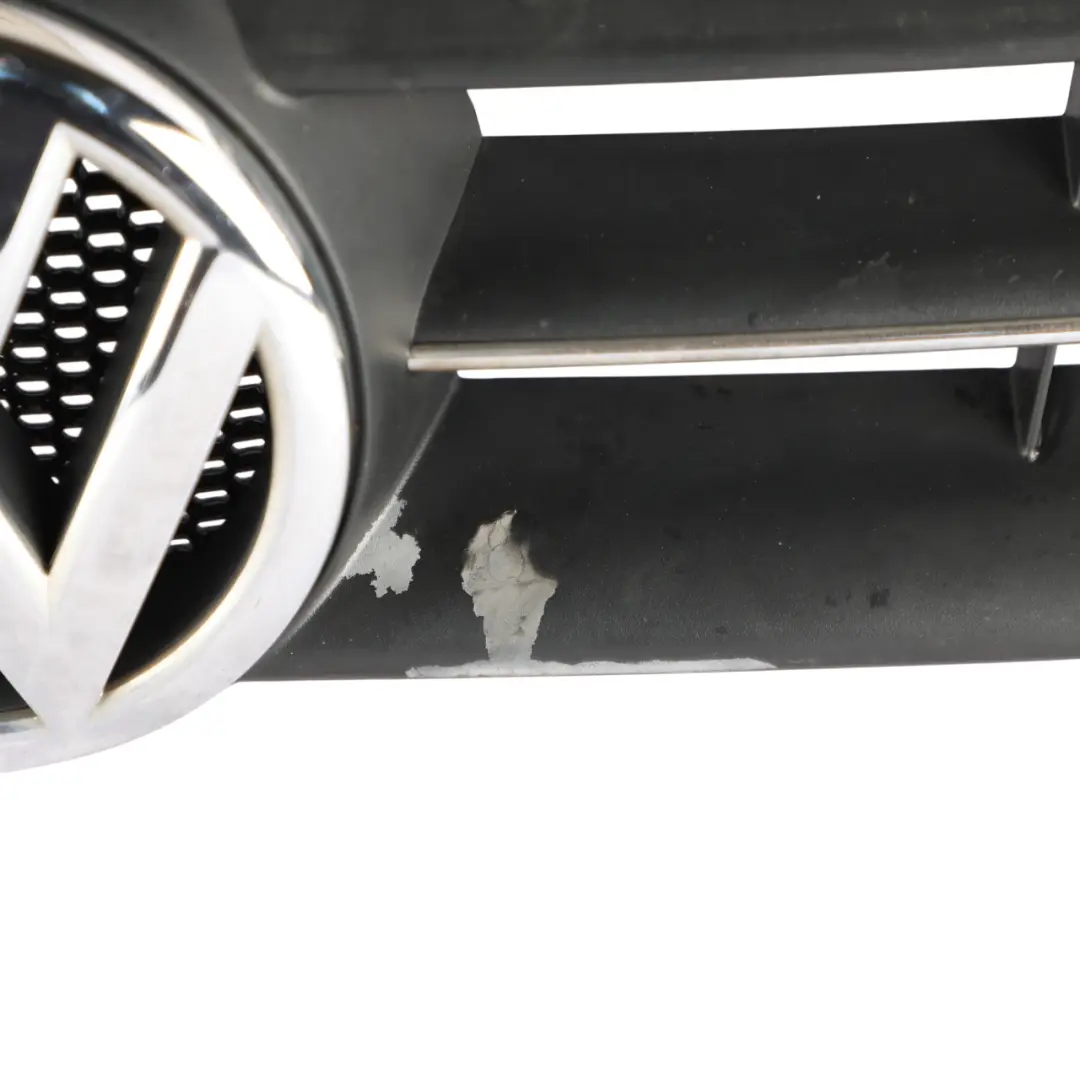 Paraurti Anteriore Griglia Centrale Emblema Logo per Volkswagen Polo 6R con numero di parte 6R0853651C Volkswagen Polo 6R Paraurti Anteriore Griglia Centrale Emblema Logo - SKU 6R0853651C - Numero di parte 6R0853651C