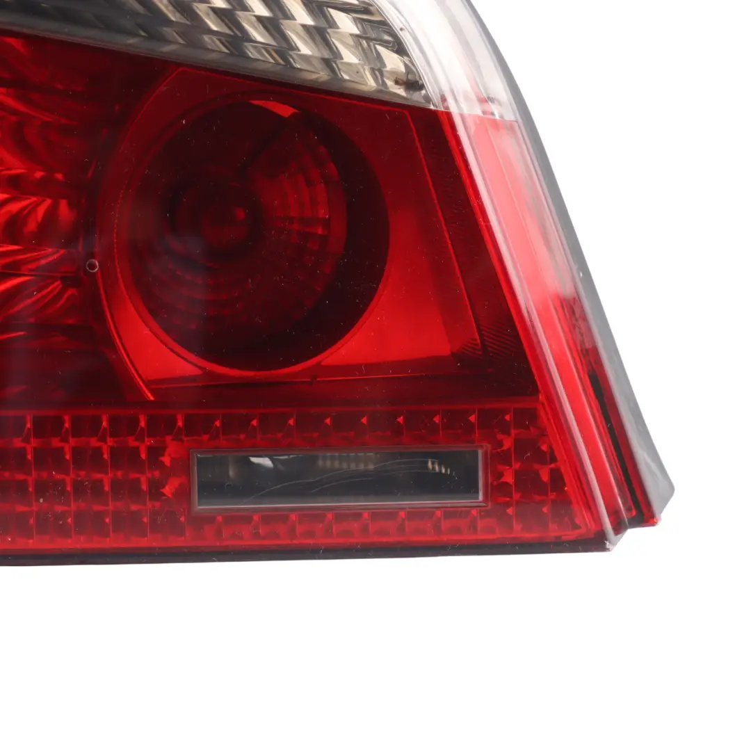 Fanale posteriore sinistro Pannello laterale posteriore colorato per BMW E60 con numero di parte 7165737 BMW E60 Fanale posteriore sinistro Pannello laterale posteriore colorato - SKU 7165737-2 - Numero di parte 7165737