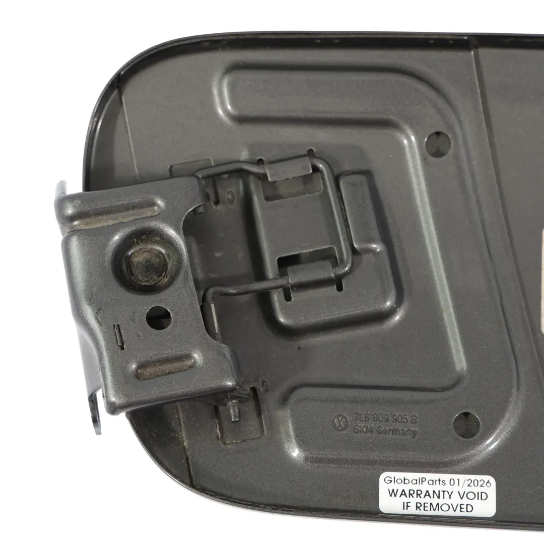7L Klapka Wlewu Paliwa Szary Metalik do VW Touareg o numerze 7L6809905B VW Touareg 7L Klapka Wlewu Paliwa Szary Metalik - SKU 7L6809905B-ATG - Numer Części 7L6809905B