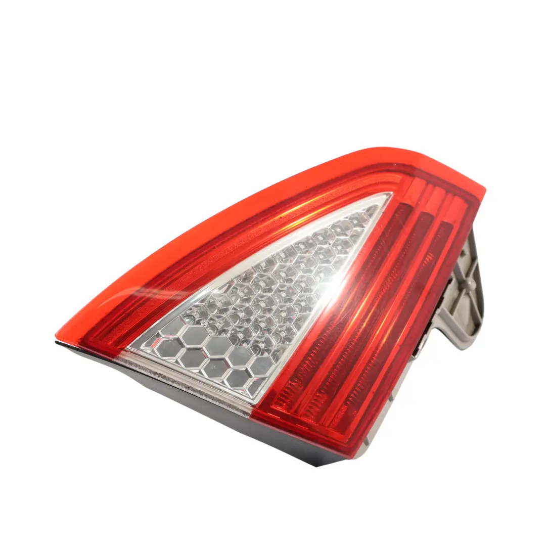 Mk4 Portellone Posteriore Luce Interna Sinistra per Ford Mondeo con numero di parte 7S71-13A603-A Ford Mondeo Mk4 Portellone Posteriore Luce Interna Sinistra - SKU 7S71-13A603-A - Numero di parte 7S71-13A603-A
