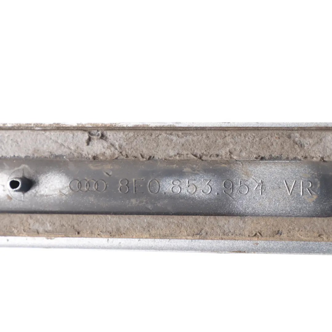 Listwa Drzwi Przednia Prawa Srebrny Metaliczny Y7W do Audi A4 B7 o numerze 8E0853954 Audi A4 B7 Listwa Drzwi Przednia Prawa Srebrny Metaliczny Y7W - SKU 8E0853954-LS - Numer Części 8E0853954