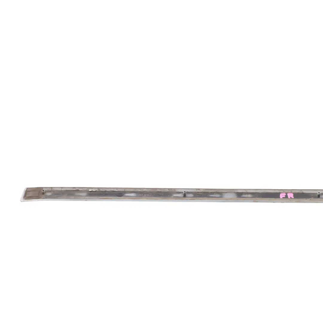 Türleiste Vorne Rechts Zierleiste Hellsilber Metallic Y7W für Audi A4 B7 mit Teilenummer 8E0853954 Audi A4 B7 Türleiste Vorne Rechts Zierleiste Hellsilber Metallic Y7W - SKU 8E0853954-LS - Teilenummer 8E0853954