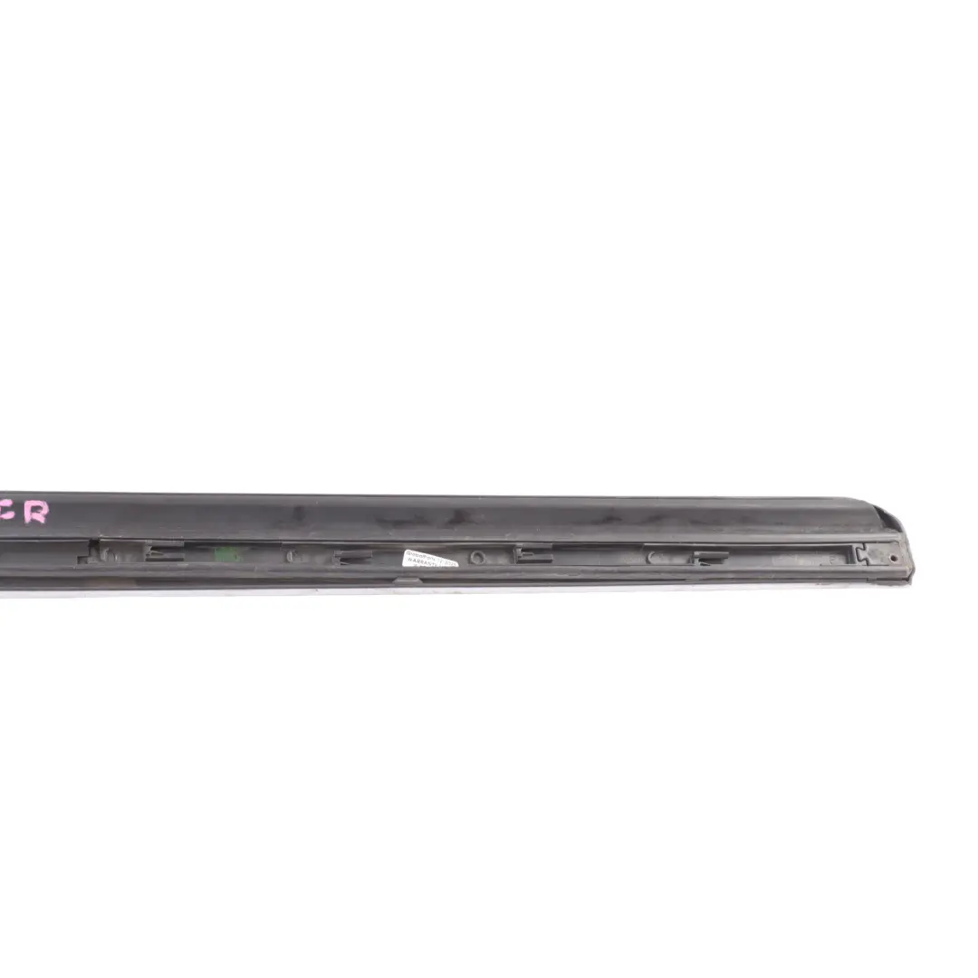 Listwa Drzwiowa Przednia Prawa Jasny Srebrny Y7W do Audi A4 B7 o numerze 8E0853960C Audi A4 B7 Listwa Drzwiowa Przednia Prawa Jasny Srebrny Y7W - SKU 8E0853960C-LS - Numer Części 8E0853960C