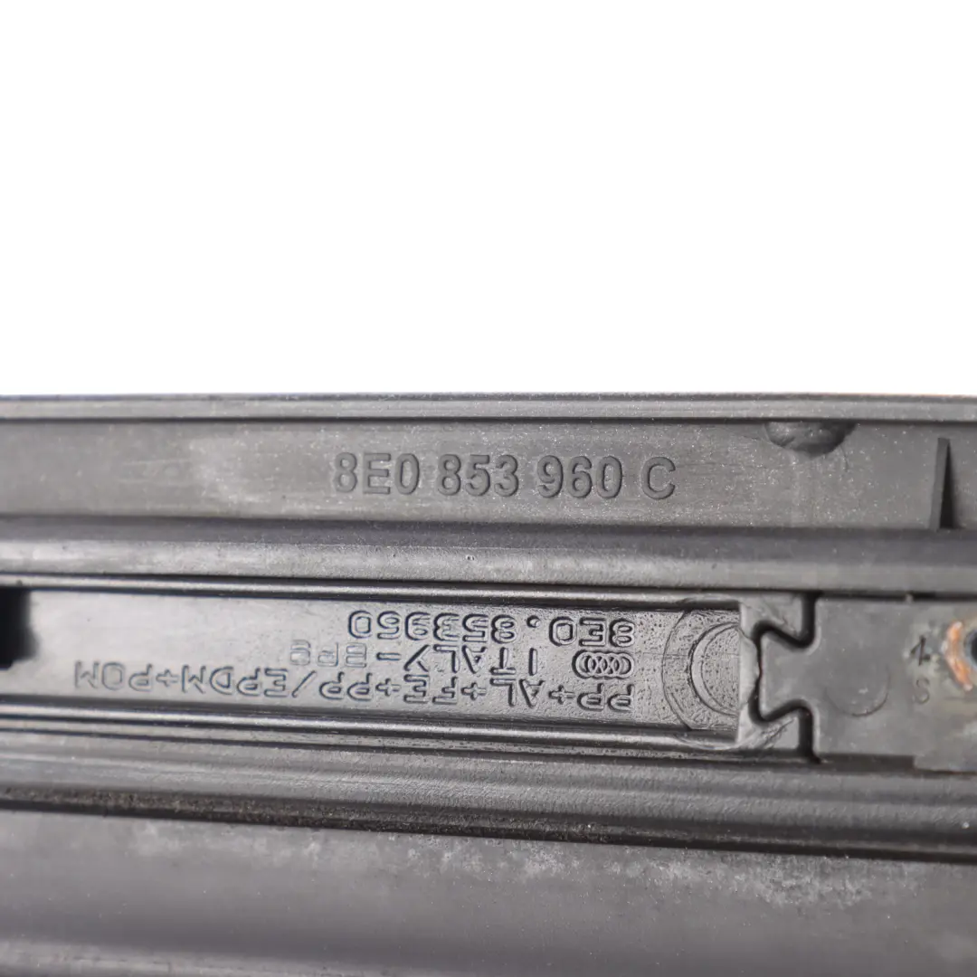 Moulure Garniture Porte Avant Droite Argent Clair Y7W pour Audi A4 B7 à propos du numéro de pièce 8E0853960C Audi A4 B7 Moulure Garniture Porte Avant Droite Argent Clair Y7W - SKU 8E0853960C-LS - Numéro de pièce 8E0853960C