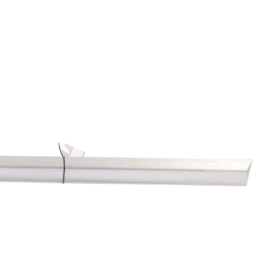 Moldura Puerta Delantera Derecha Plata Claro Y7W para Audi A4 B7 con número de pieza 8E0853960C Audi A4 B7 Moldura Puerta Delantera Derecha Plata Claro Y7W - SKU 8E0853960C-LS - Número de pieza 8E0853960C