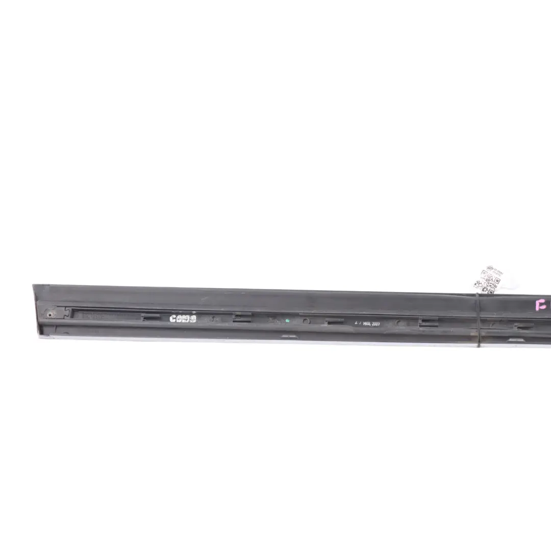 Moldura Puerta Delantera Derecha Plata Claro Y7W para Audi A4 B7 con número de pieza 8E0853960C Audi A4 B7 Moldura Puerta Delantera Derecha Plata Claro Y7W - SKU 8E0853960C-LS - Número de pieza 8E0853960C