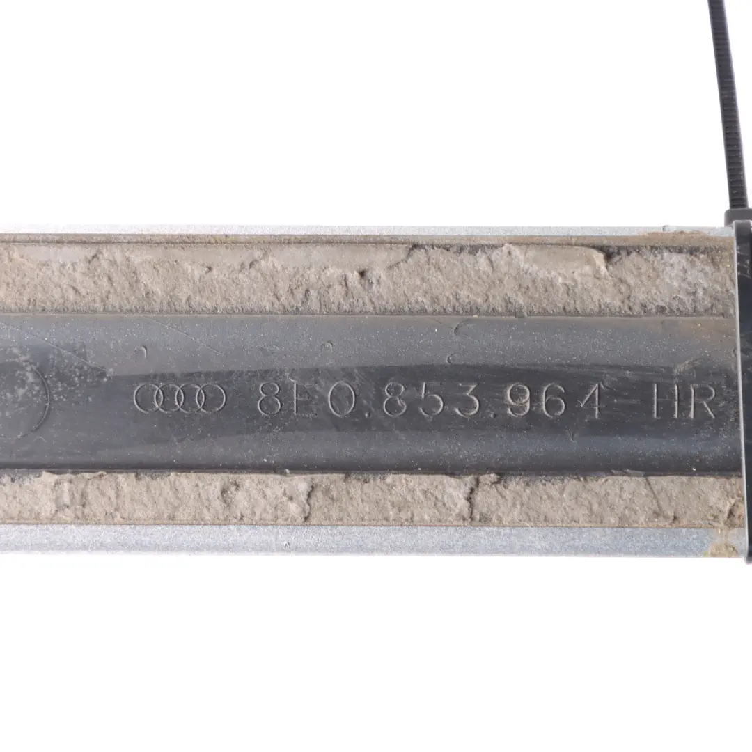 Listwa Drzwi Tylna Prawa S-Line Jasny Srebrny Y7W 8E0853963 do Audi A4 B7 o numerze 8E0853964 Audi A4 B7 Listwa Drzwi Tylna Prawa S-Line Jasny Srebrny Y7W 8E0853963 - SKU 8E0853964-LS - Numer Części 8E0853964