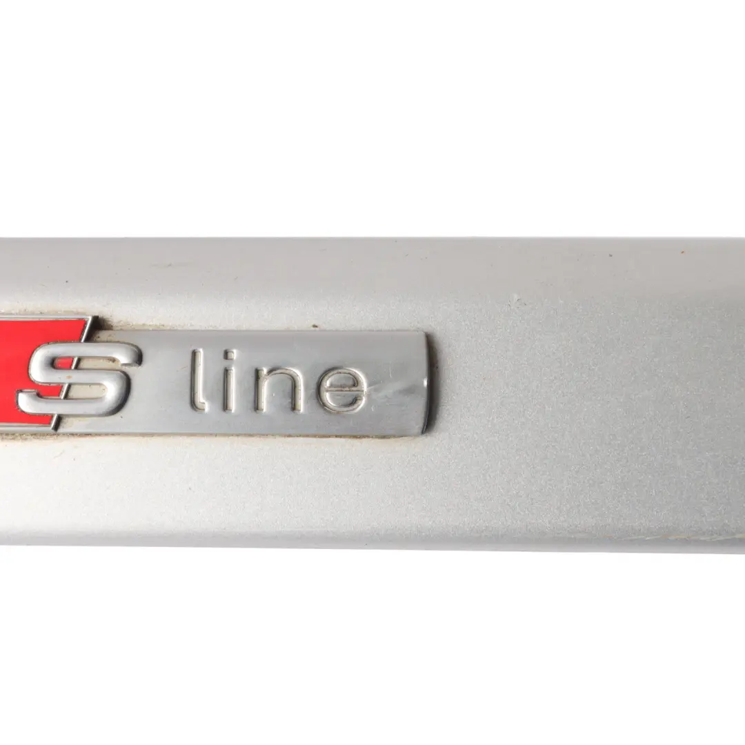 Listwa Drzwi Tylna Prawa S-Line Jasny Srebrny Y7W 8E0853963 do Audi A4 B7 o numerze 8E0853964 Audi A4 B7 Listwa Drzwi Tylna Prawa S-Line Jasny Srebrny Y7W 8E0853963 - SKU 8E0853964-LS - Numer Części 8E0853964