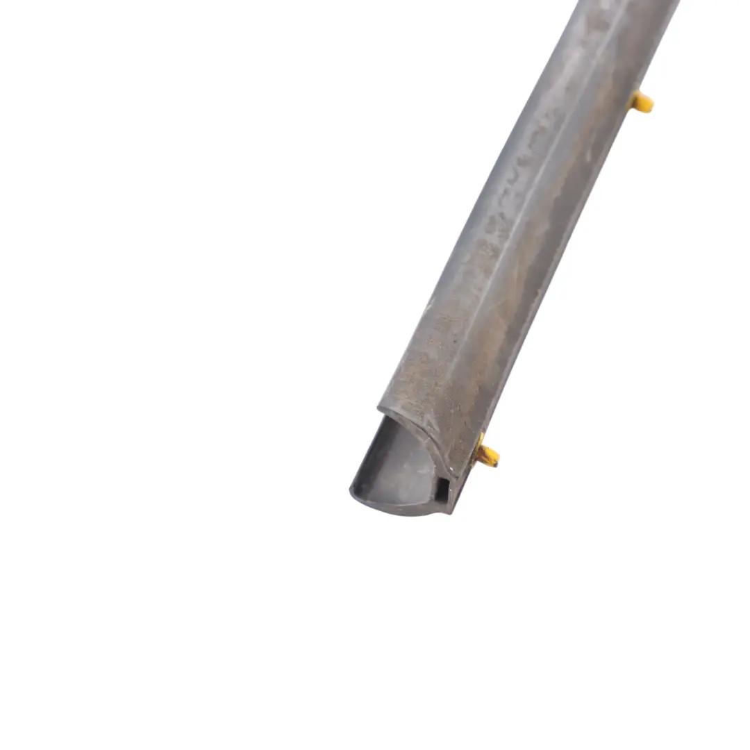 Joint Porte Avant Gauche Inférieur Caoutchouc pour Audi A4 B7 Cabrio à propos du numéro de pièce 8H0837717B Audi A4 B7 Cabrio Joint Porte Avant Gauche Inférieur Caoutchouc - SKU 8H0837717B - Numéro de pièce 8H0837717B