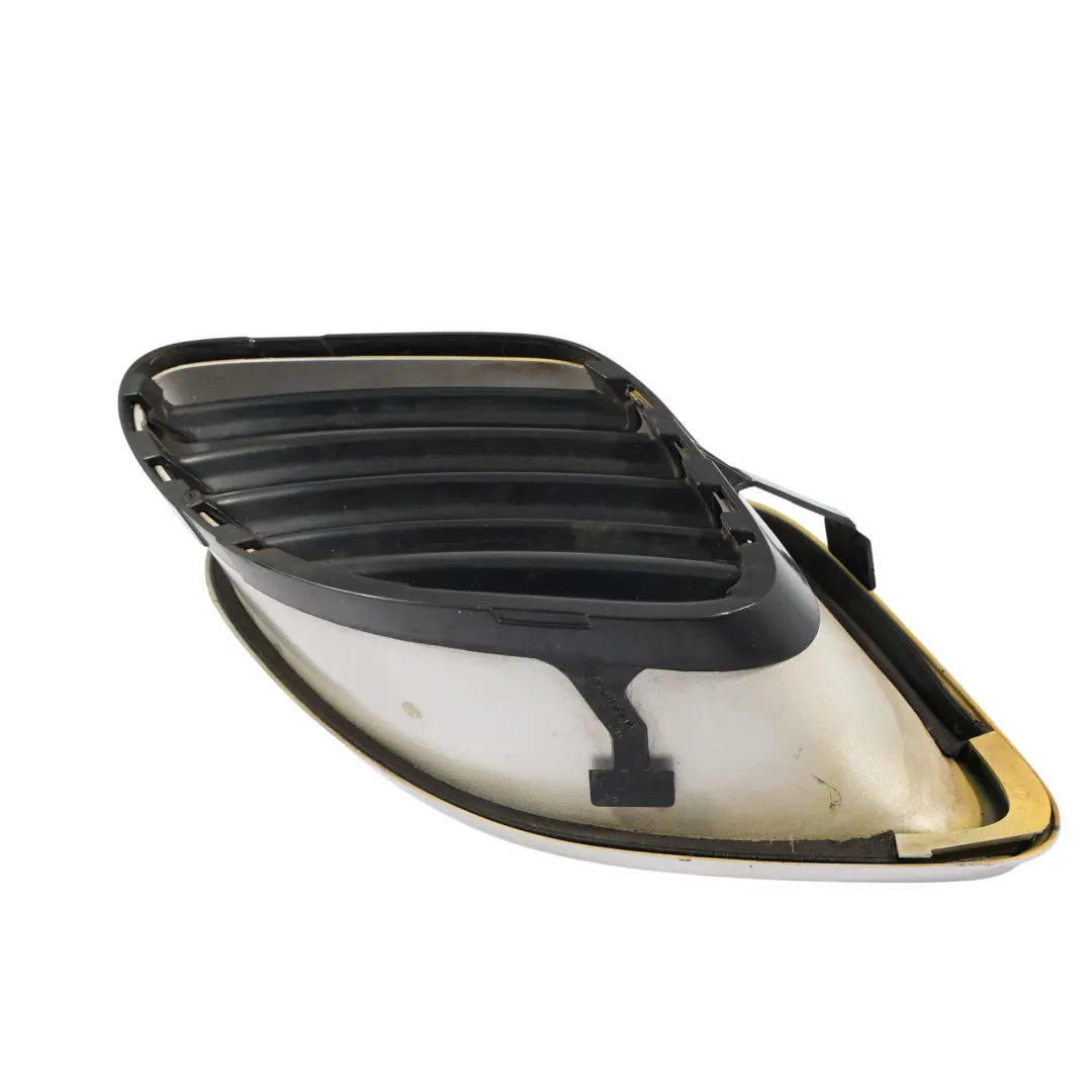 Rejilla Parachoques Delantero Izquierdo Plata Ártico 92T para Porsche Boxster 986 con número de pieza 98650456102 Porsche Boxster 986 Rejilla Parachoques Delantero Izquierdo Plata Ártico 92T - SKU 98650456102-ARS - Número de pieza 98650456102