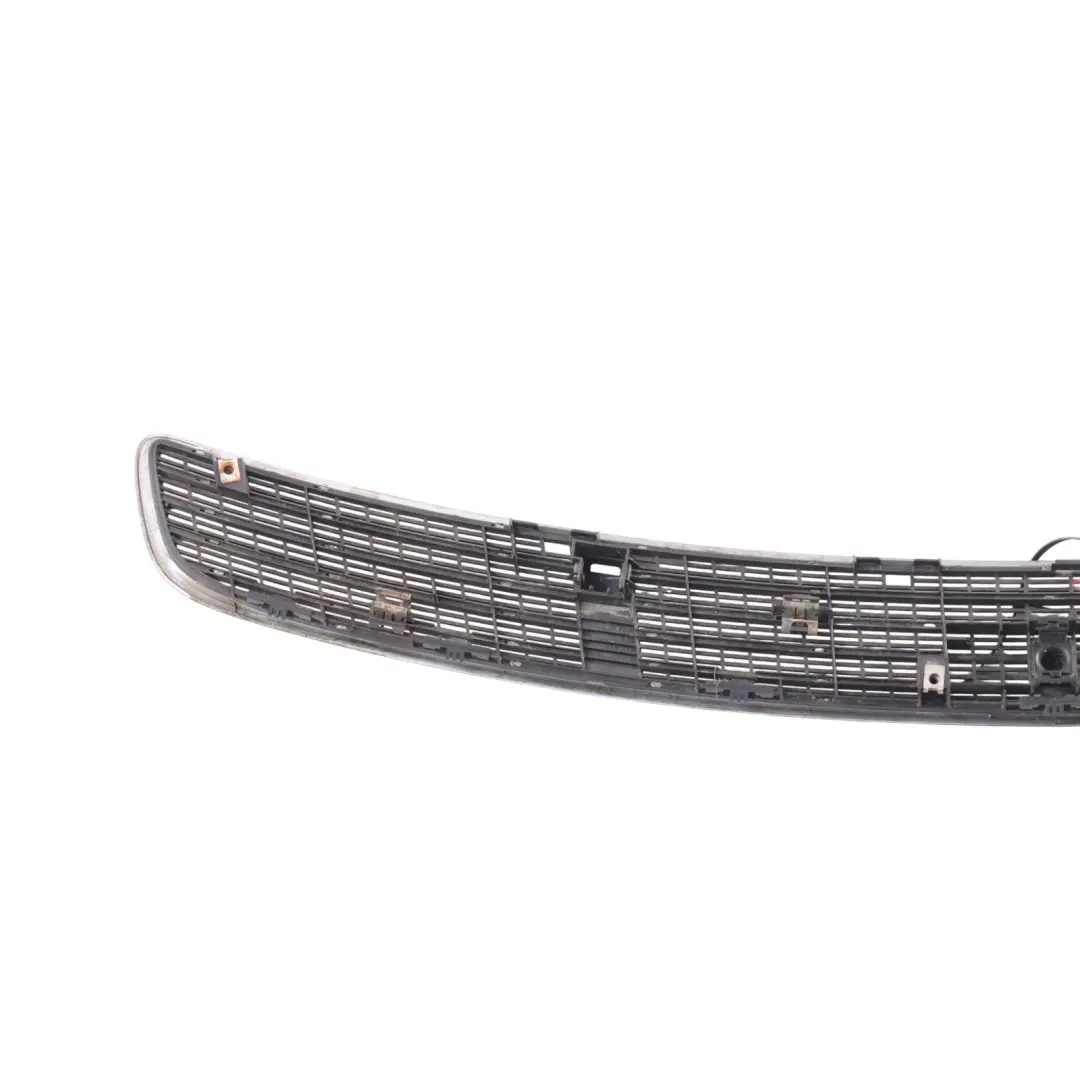 Grill Kratka Maski Srebrna do Mercedes W203 W209 o numerze A2038801905 Mercedes W203 W209 Grill Kratka Maski Srebrna - SKU A2038801905-IRS - Numer Części A2038801905