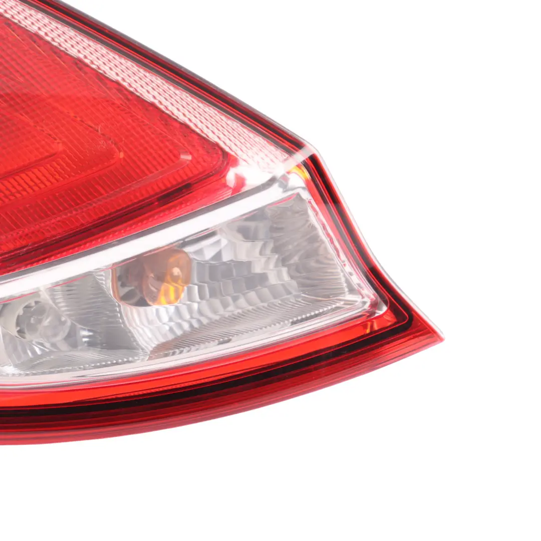Luz Trasera Exterior Izquierda para Ford Fiesta Mk7 con número de pieza C1BB-13405-AE Ford Fiesta Mk7 Luz Trasera Exterior Izquierda - SKU C1BB-13405-AE - Número de pieza C1BB-13405-AE