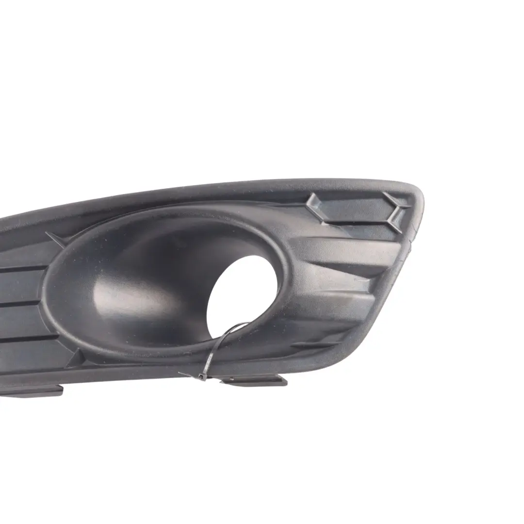 Kratka Lampy Przeciwmgielnej Przednia Lewa do Ford Fiesta MK7 o numerze C1BJ-15A222-BA Ford Fiesta MK7 Kratka Lampy Przeciwmgielnej Przednia Lewa - SKU C1BJ-15A222-BA - Numer Części C1BJ-15A222-BA