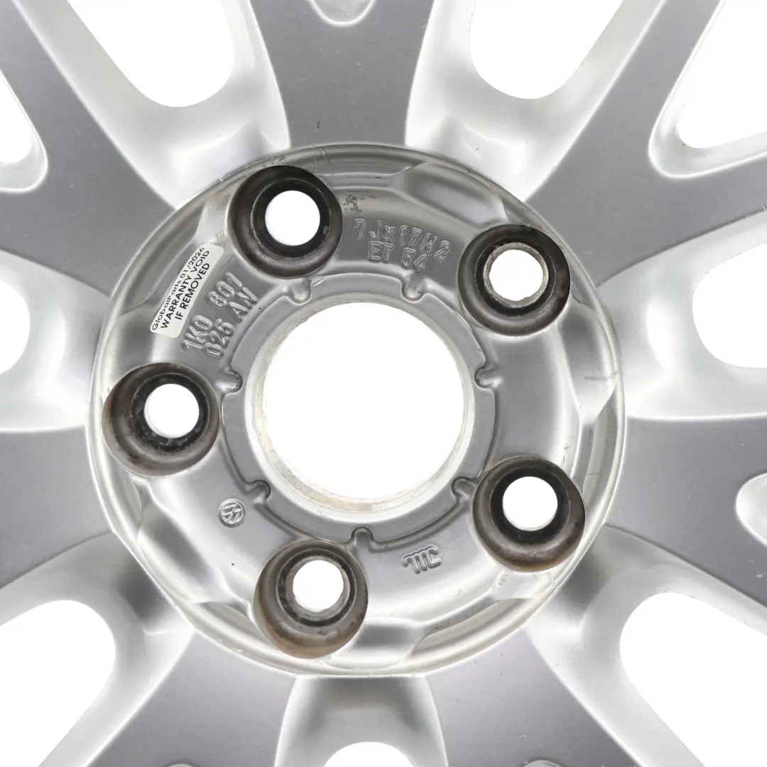 Mk5 Mk6 Silberne Leicht Metall Felge 17" ET:54 7J für VW Volkswagen Golf mit Teilenummer 1K0601025AN VW Volkswagen Golf Mk5 Mk6 Silberne Leicht Metall Felge 17" ET:54 7J - SKU 1K0601025AN-1 - Teilenummer 1K0601025AN