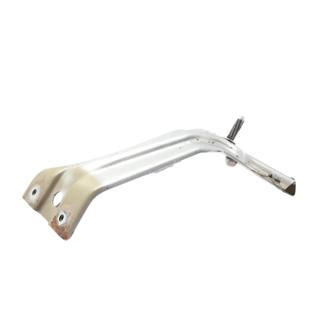 Mk3 Uchwyt Mocowanie Błotnika Lewy Przód Reflex Srebrny - A7W do VW Scirocco o numerze 1K8821135 VW Scirocco Mk3 Uchwyt Mocowanie Błotnika Lewy Przód Reflex Srebrny - A7W - SKU 1K8821135-RES - Numer Części 1K8821135