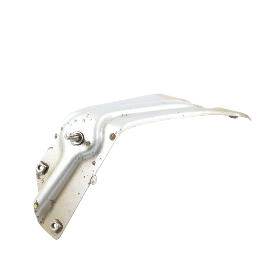 Mk3 Uchwyt Mocowanie Błotnika Lewy Przód Reflex Srebrny - A7W do VW Scirocco o numerze 1K8821135 VW Scirocco Mk3 Uchwyt Mocowanie Błotnika Lewy Przód Reflex Srebrny - A7W - SKU 1K8821135-RES - Numer Części 1K8821135