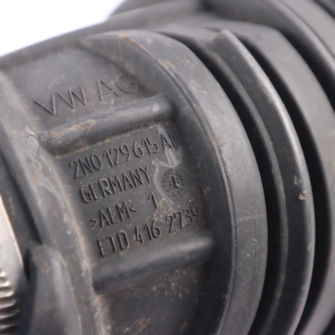 Rura Przewód Dolotu Powietrza 2.0 TDI do Volkswagen Crafter SY o numerze 2N0129615AM Volkswagen Crafter SY Rura Przewód Dolotu Powietrza 2.0 TDI - SKU 2N0129615AM - Numer Części 2N0129615AM