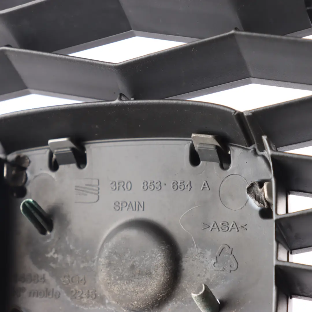 Front Grille Grill Bumper Center Front Radiator 3R0853654A to Seat Exeo with Part number 3R0853651A Seat Exeo Front Grille Grill Bumper Center Front Radiator 3R0853654A - SKU 3R0853651A - Part number 3R0853651A