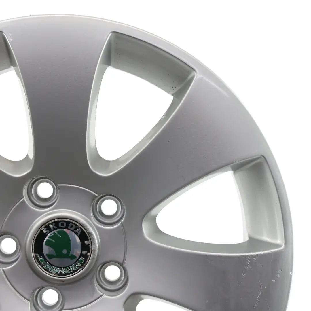 Argento Cerchio In Lega 16" 7J ET:45 per Skoda Yeti 5L Superb con numero di parte 3T0601025 Skoda Yeti 5L Superb Argento Cerchio In Lega 16" 7J ET:45 - SKU 3T0601025-1 - Numero di parte 3T0601025