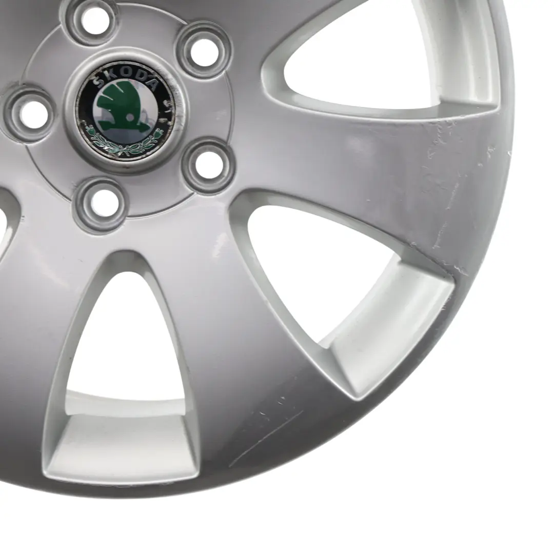 Skoda Yeti 5L Jante En Alliage Argentée 16" 7J ET:45 Superb - SKU 3T0601025-1 - Numéro de pièce 3T0601025