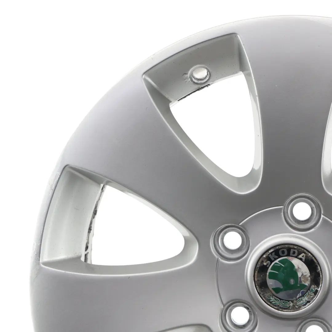 Jante En Alliage Argentée 16" 7J ET:45 pour Skoda Yeti 5L Superb à propos du numéro de pièce 3T0601025 Skoda Yeti 5L Superb Jante En Alliage Argentée 16" 7J ET:45 - SKU 3T0601025-2 - Numéro de pièce 3T0601025