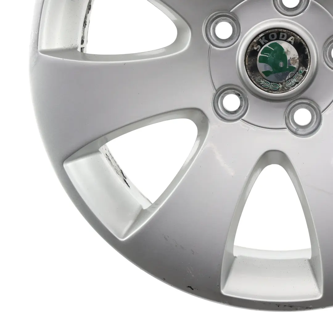 Silberne Leichtmetallfelge 16" 7J ET:45 für Skoda Yeti 5L Superb mit Teilenummer 3T0601025 Skoda Yeti 5L Superb Silberne Leichtmetallfelge 16" 7J ET:45 - SKU 3T0601025-2 - Teilenummer 3T0601025