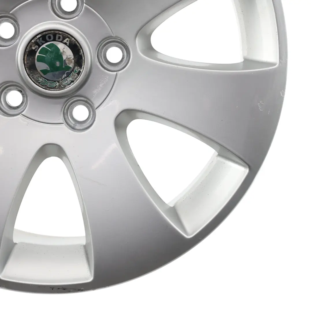 Srebrna Felga Aluminiowa 16" 7J ET:45 do Skoda Yeti 5L Superb o numerze 3T0601025 Skoda Yeti 5L Superb Srebrna Felga Aluminiowa 16" 7J ET:45 - SKU 3T0601025-2 - Numer Części 3T0601025
