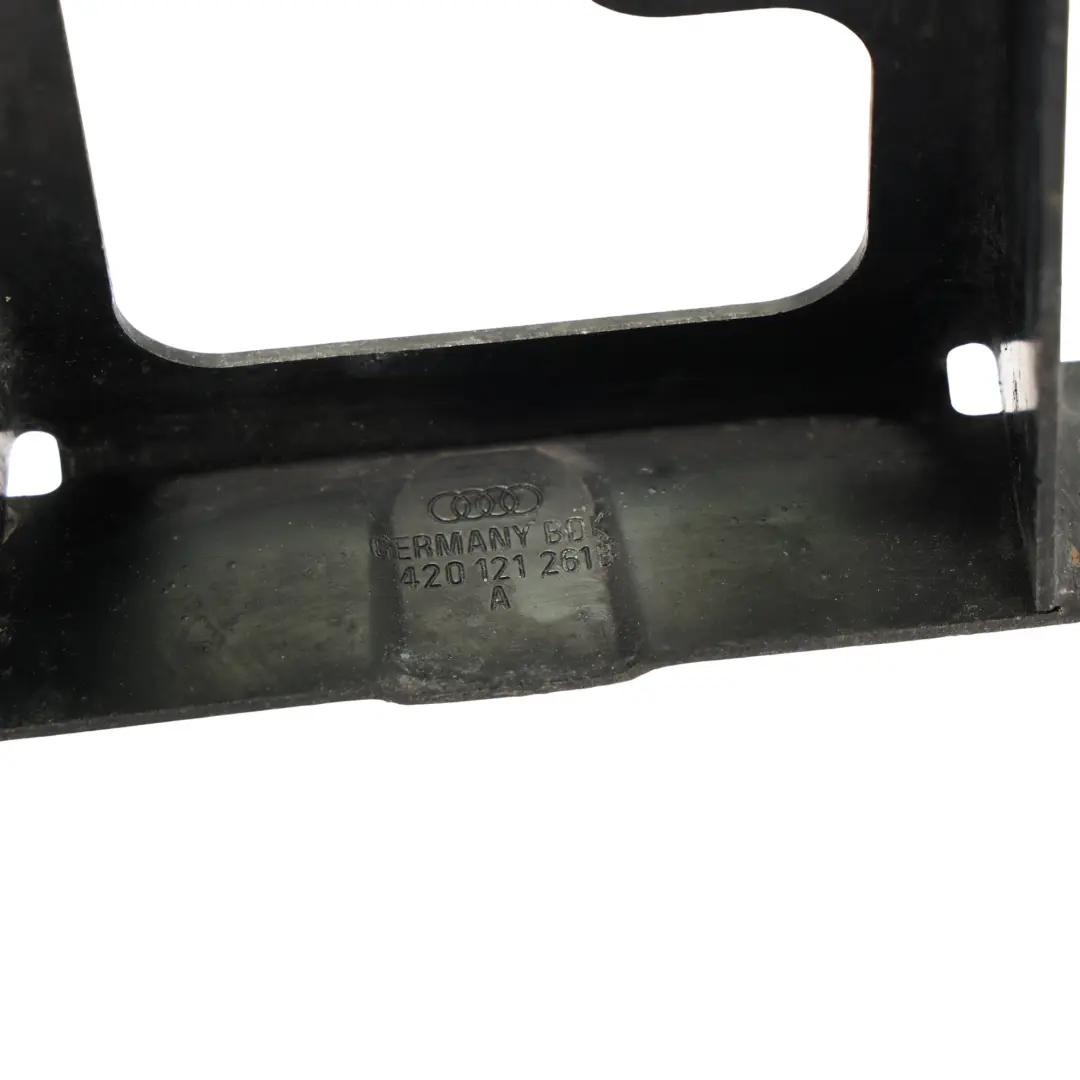 Uchwyt Mocowanie Łapa Chłodnicy Intercoolera do Audi R8 42 o numerze 420121261B Audi R8 42 Uchwyt Mocowanie Łapa Chłodnicy Intercoolera - SKU 420121261B - Numer Części 420121261B
