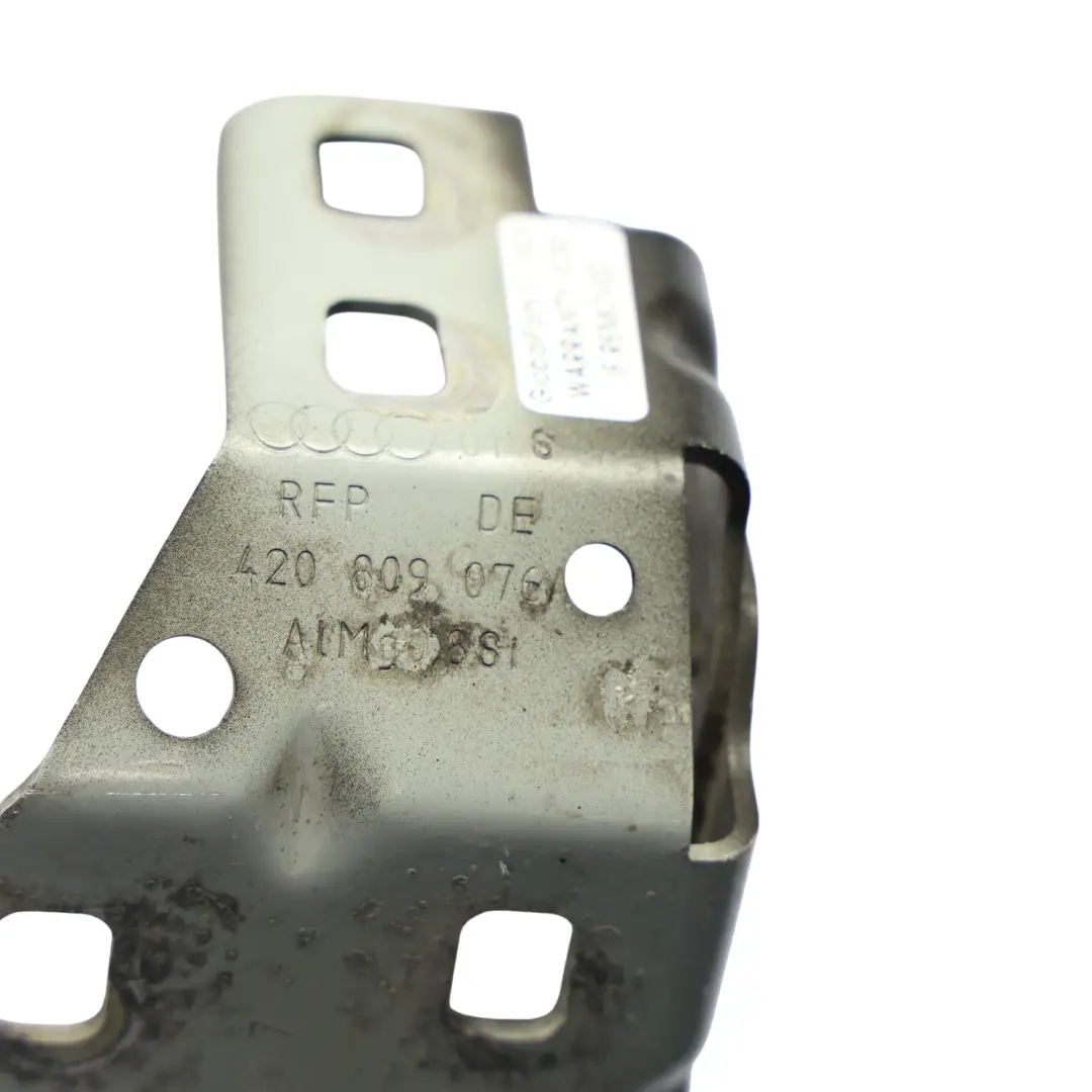 Dolny Uchwyt Błotnika Prawy Tył do Audi R8 42 o numerze 420809076A Audi R8 42 Dolny Uchwyt Błotnika Prawy Tył - SKU 420809076A - Numer Części 420809076A