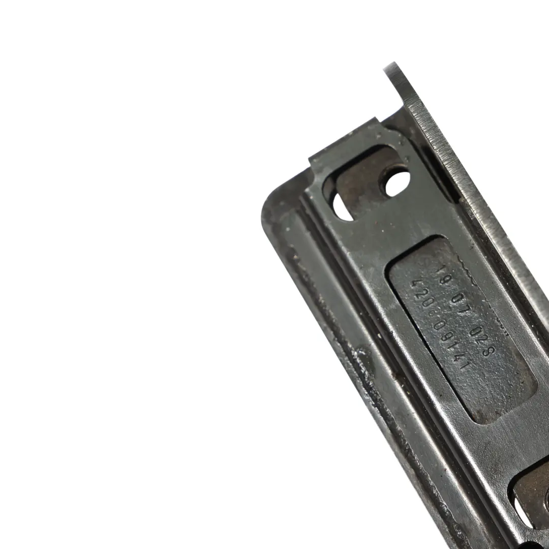 Soporte Placa Matrícula Bisagra Superior Izquierda para Audi R8 42 con número de pieza 420809141 Audi R8 42 Soporte Placa Matrícula Bisagra Superior Izquierda - SKU 420809141 - Número de pieza 420809141