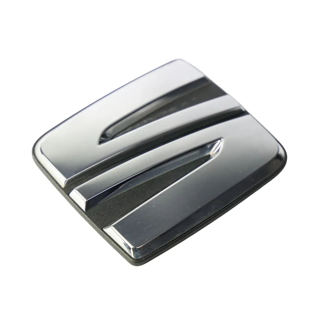 Klapa Bagażnika Tył Logo Emblemat do Seat Arona KJ7 o numerze 575853630D Seat Arona KJ7 Klapa Bagażnika Tył Logo Emblemat - SKU 575853630D - Numer Części 575853630D