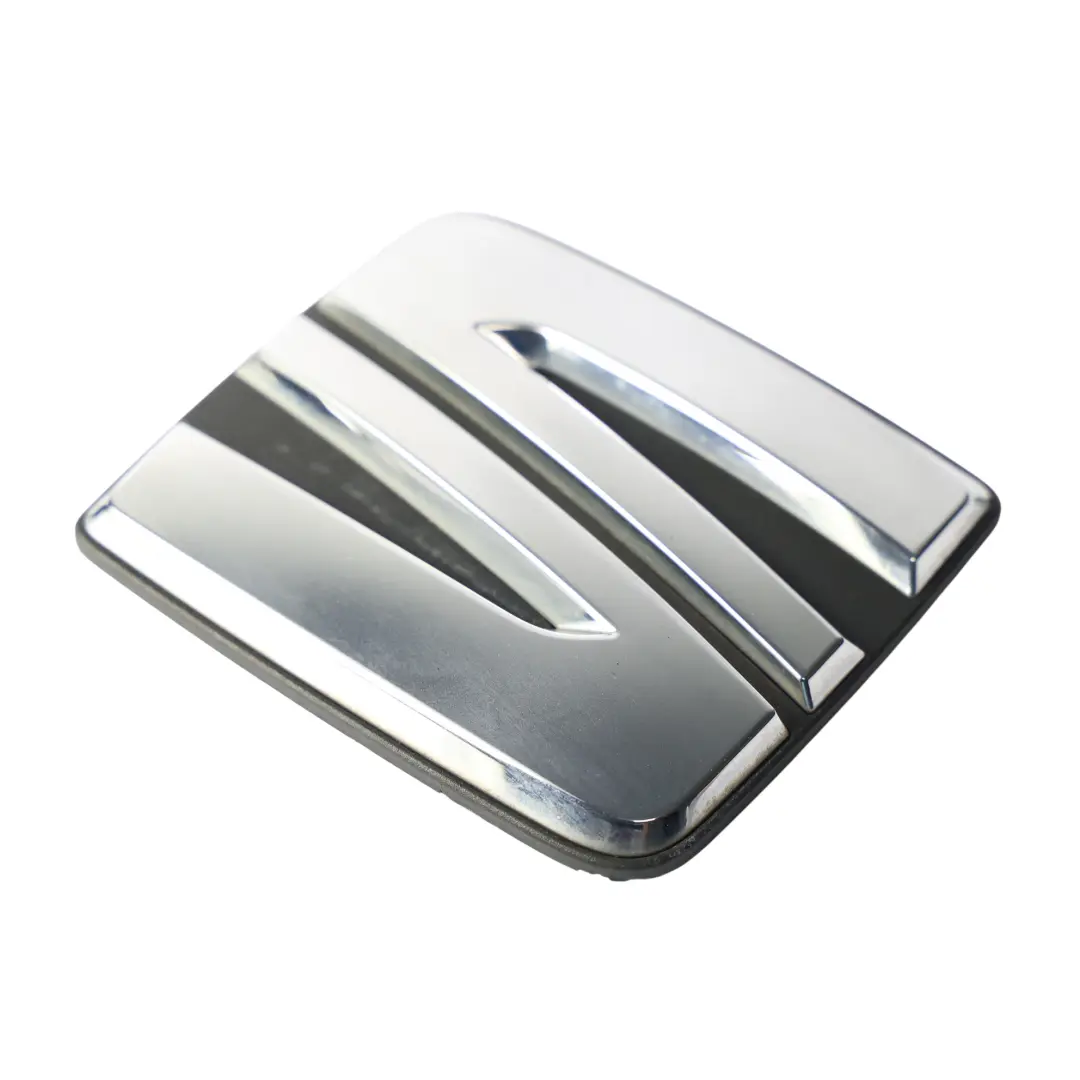 Klapa Bagażnika Tył Logo Emblemat do Seat Arona KJ7 o numerze 575853630D Seat Arona KJ7 Klapa Bagażnika Tył Logo Emblemat - SKU 575853630D - Numer Części 575853630D