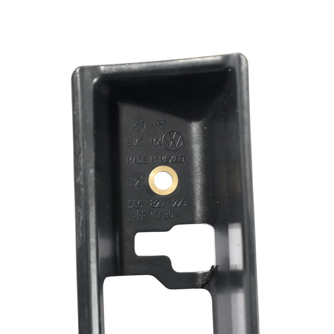 Tapa Soporte Tirador Tapa Maletero para Volkswagen Jetta A6 con número de pieza 5C6827229A Volkswagen Jetta A6 Tapa Soporte Tirador Tapa Maletero - SKU 5C6827229A - Número de pieza 5C6827229A