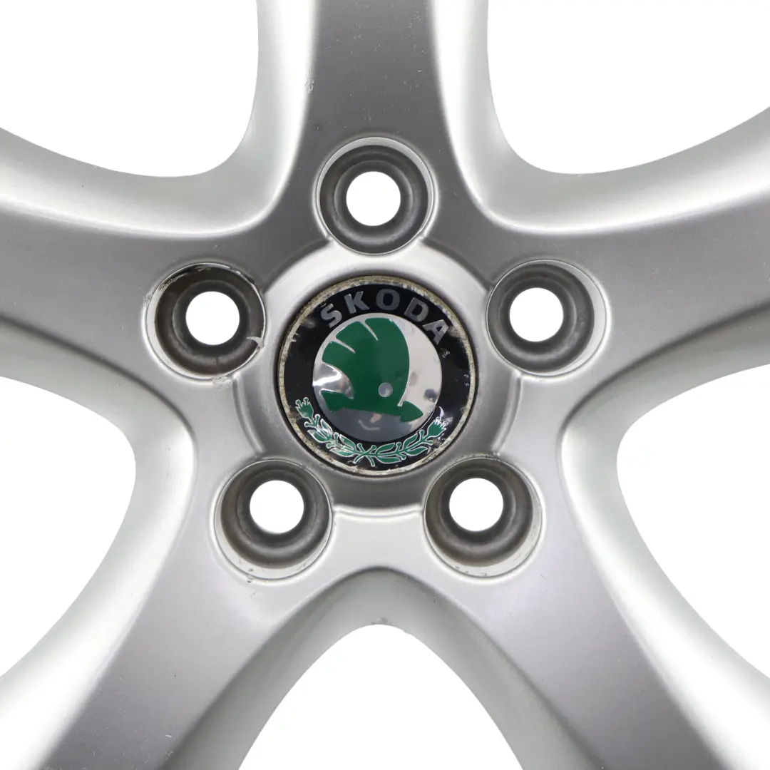 Cerchio In Lega Argento A 5 Razze 15" ET:43 6J per Skoda Fabia 5J con numero di parte 5J0601025A Skoda Fabia 5J Cerchio In Lega Argento A 5 Razze 15" ET:43 6J - SKU 5J0601025A-2 - Numero di parte 5J0601025A