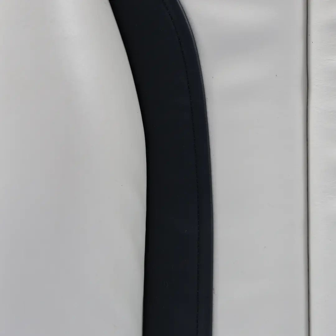 Interno Schienale Sedile Posteriore Centro Sinistro Pelle Bianco Nero per BMW F06 con numero di parte 7388299 BMW F06 Interno Schienale Sedile Posteriore Centro Sinistro Pelle Bianco Nero - SKU 7388299 - Numero di parte 7388299