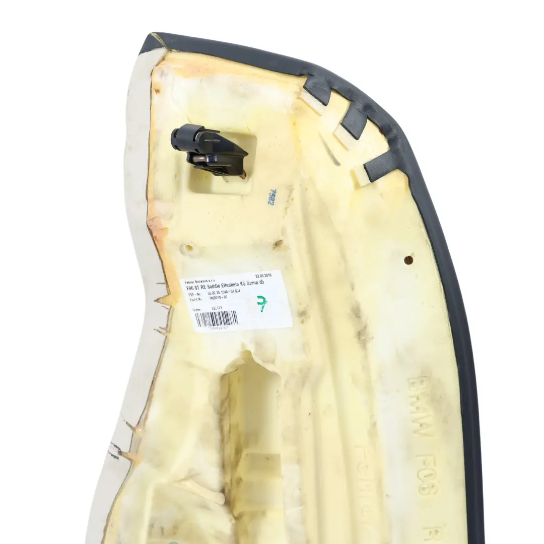 Boczne Obicie Wykończenie Kanapy Tył Prawo do BMW F06 o numerze 7400010 BMW F06 Boczne Obicie Wykończenie Kanapy Tył Prawo - SKU 7400010 - Numer Części 7400010