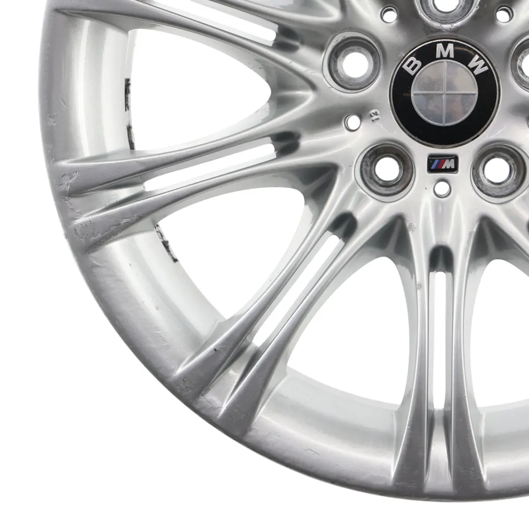 Cerchi in lega argento 18" 8J ET:20 M Doppie razze 135 per BMW Serie 5 E60 E61 con numero di parte 7905320 BMW Serie 5 E60 E61 Cerchi in lega argento 18" 8J ET:20 M Doppie razze 135 - SKU 7905320-1 - Numero di parte 7905320