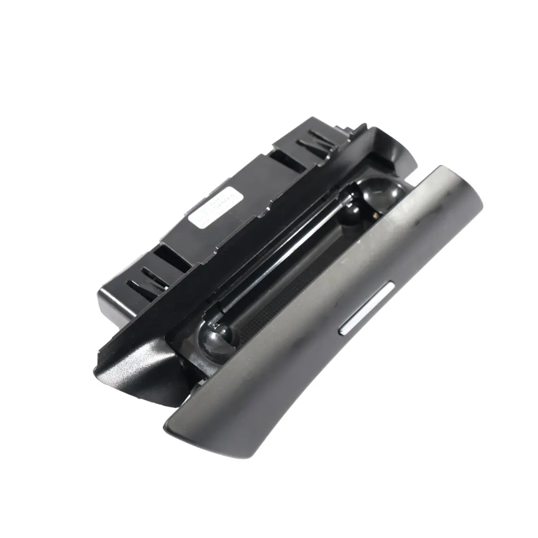 Posacenere Contenitore Rifiuti Posteriore Destro per Porsche Cayenne 92A con numero di parte 7P5857952 Porsche Cayenne 92A Posacenere Contenitore Rifiuti Posteriore Destro - SKU 7P5857952 - Numero di parte 7P5857952