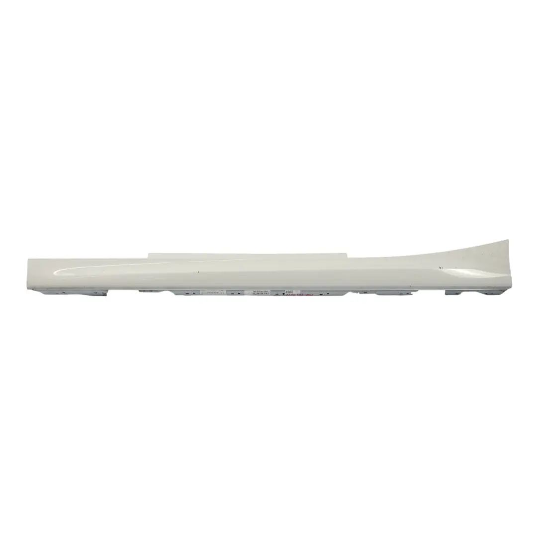 Listello Portiera Gonna SX Alpinweiss Alpino Bianco - 300 per BMW F21 F22 con numero di parte 8056817 BMW F21 F22 Listello Portiera Gonna SX Alpinweiss Alpino Bianco - 300 - SKU 8056817-AW - Numero di parte 8056817