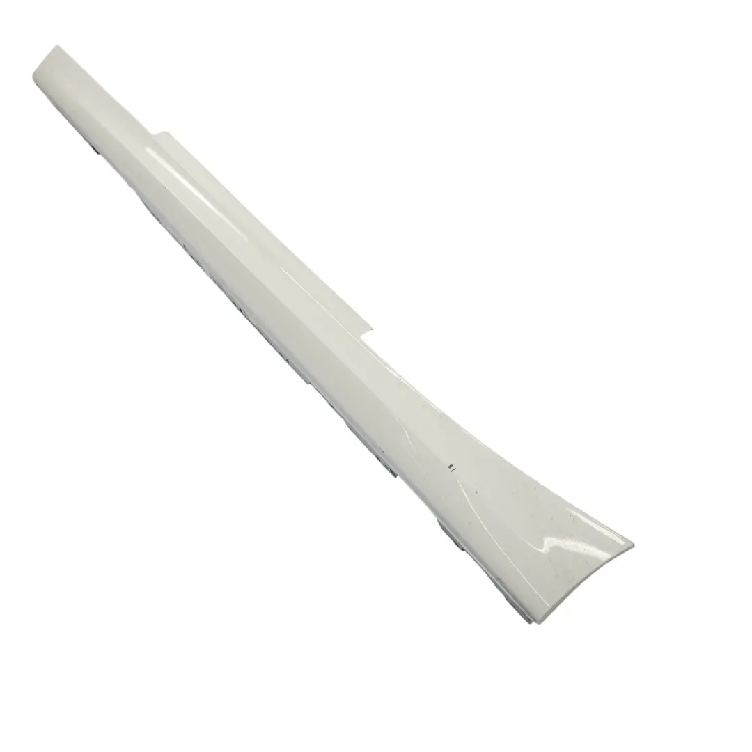 Listello Portiera Gonna SX Alpinweiss Alpino Bianco - 300 per BMW F21 F22 con numero di parte 8056817 BMW F21 F22 Listello Portiera Gonna SX Alpinweiss Alpino Bianco - 300 - SKU 8056817-AW - Numero di parte 8056817