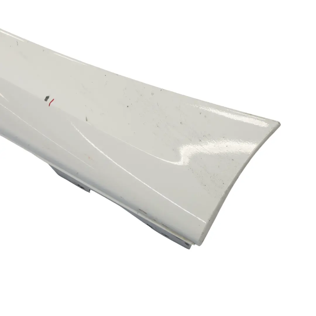 Listello Portiera Gonna SX Alpinweiss Alpino Bianco - 300 per BMW F21 F22 con numero di parte 8056817 BMW F21 F22 Listello Portiera Gonna SX Alpinweiss Alpino Bianco - 300 - SKU 8056817-AW - Numero di parte 8056817