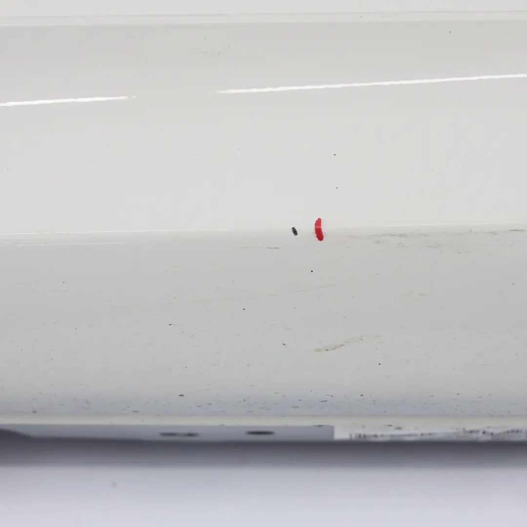 Listello Portiera Gonna SX Alpinweiss Alpino Bianco - 300 per BMW F21 F22 con numero di parte 8056817 BMW F21 F22 Listello Portiera Gonna SX Alpinweiss Alpino Bianco - 300 - SKU 8056817-AW - Numero di parte 8056817