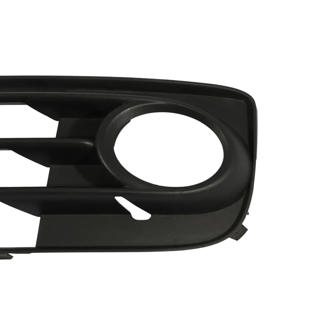 Audi TT 8J Osłona Lampy Przeciwmgielnej Zderzaka Przód Lewa - SKU 8J0807681B - Numer Części 8J0807681B