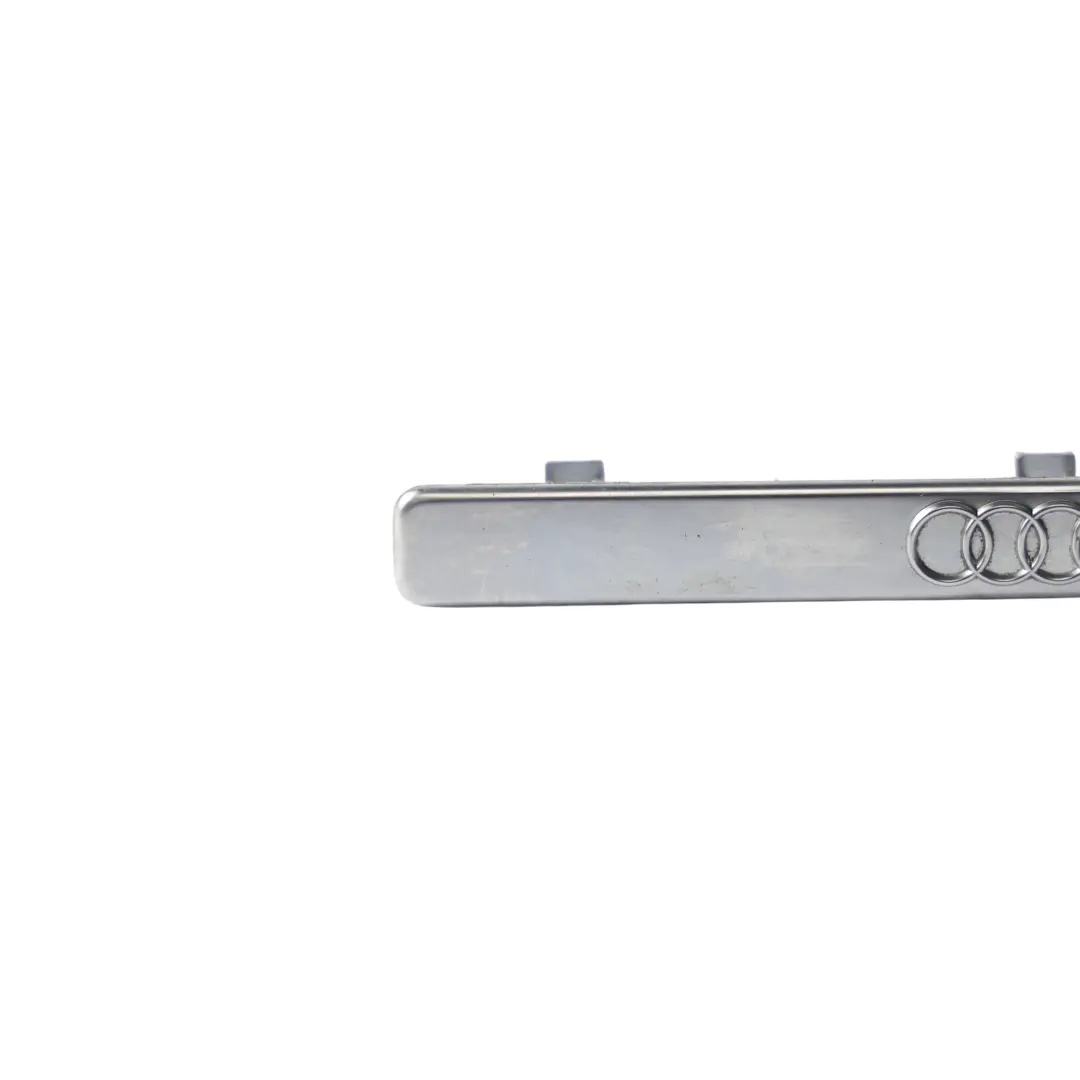 Audi A5 8T Cruscotto Interno Storage Audi Emblema Distintivo Argento - SKU 8T0853191B - Numero di parte 8T0853191B