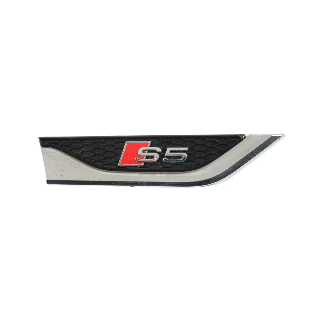 Listwa Nakładka Drzwi Emblemat Znaczek Logo Prawy do Audi S5 F5 o numerze 8W6853602C Audi S5 F5 Listwa Nakładka Drzwi Emblemat Znaczek Logo Prawy - SKU 8W6853602C - Numer Części 8W6853602C