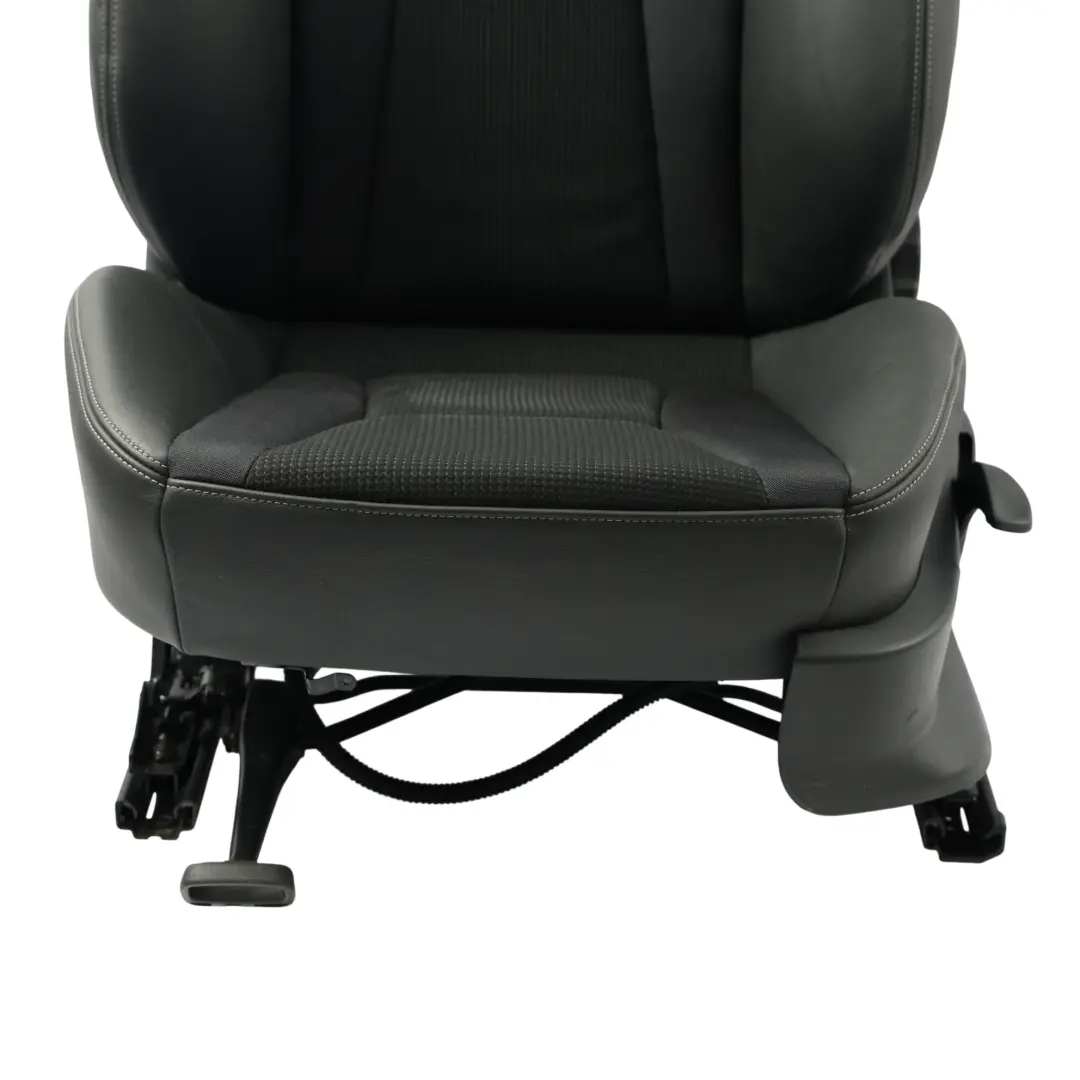 Siège Sport 3 Portes Avant Gauche Intérieur Demi-Cuir Soul Silver pour Audi A1 8X à propos du numéro de pièce 8X0881805AB Audi A1 8X Siège Sport 3 Portes Avant Gauche Intérieur Demi-Cuir Soul Silver - SKU 8X0881805AB-1 - Numéro de pièce 8X0881805AB