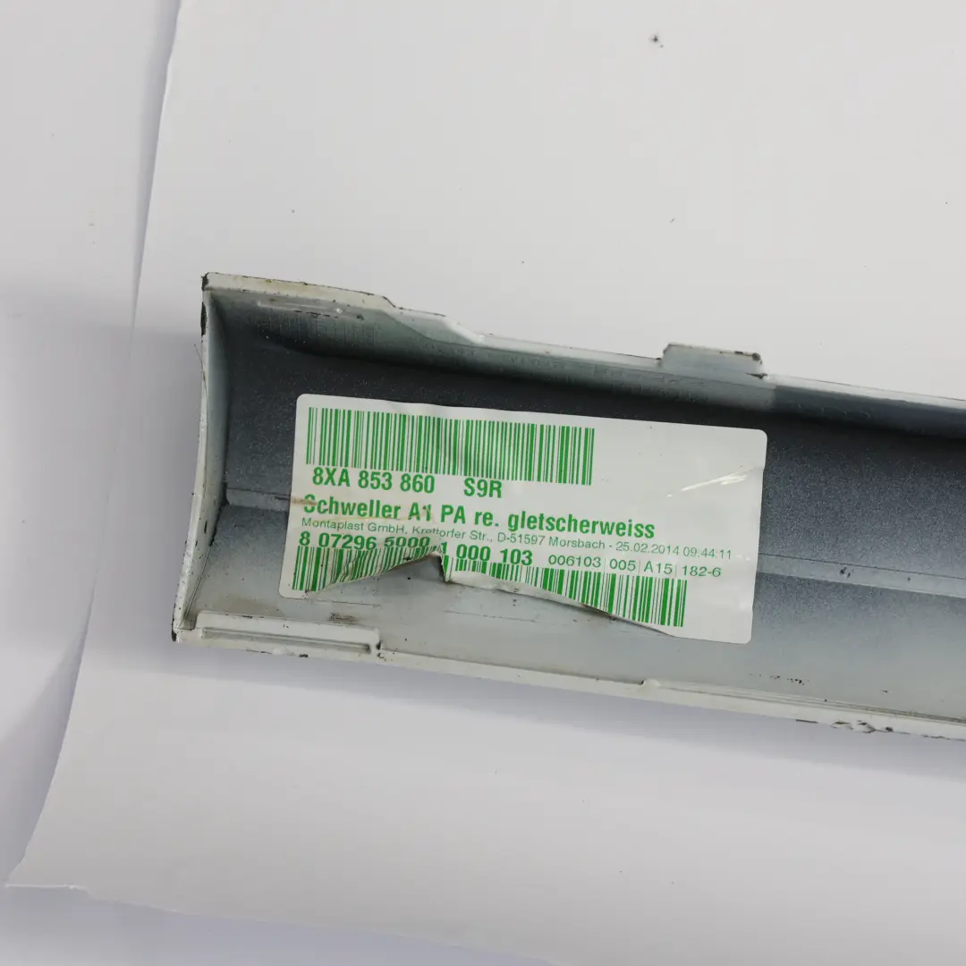 Pannello Sottoporta Laterale Destro Rivestimento Glacier White - S9R per Audi S1 8X con numero di parte 8XA853860 Audi S1 8X Pannello Sottoporta Laterale Destro Rivestimento Glacier White - S9R - SKU 8XA853860-MGW - Numero di parte 8XA853860