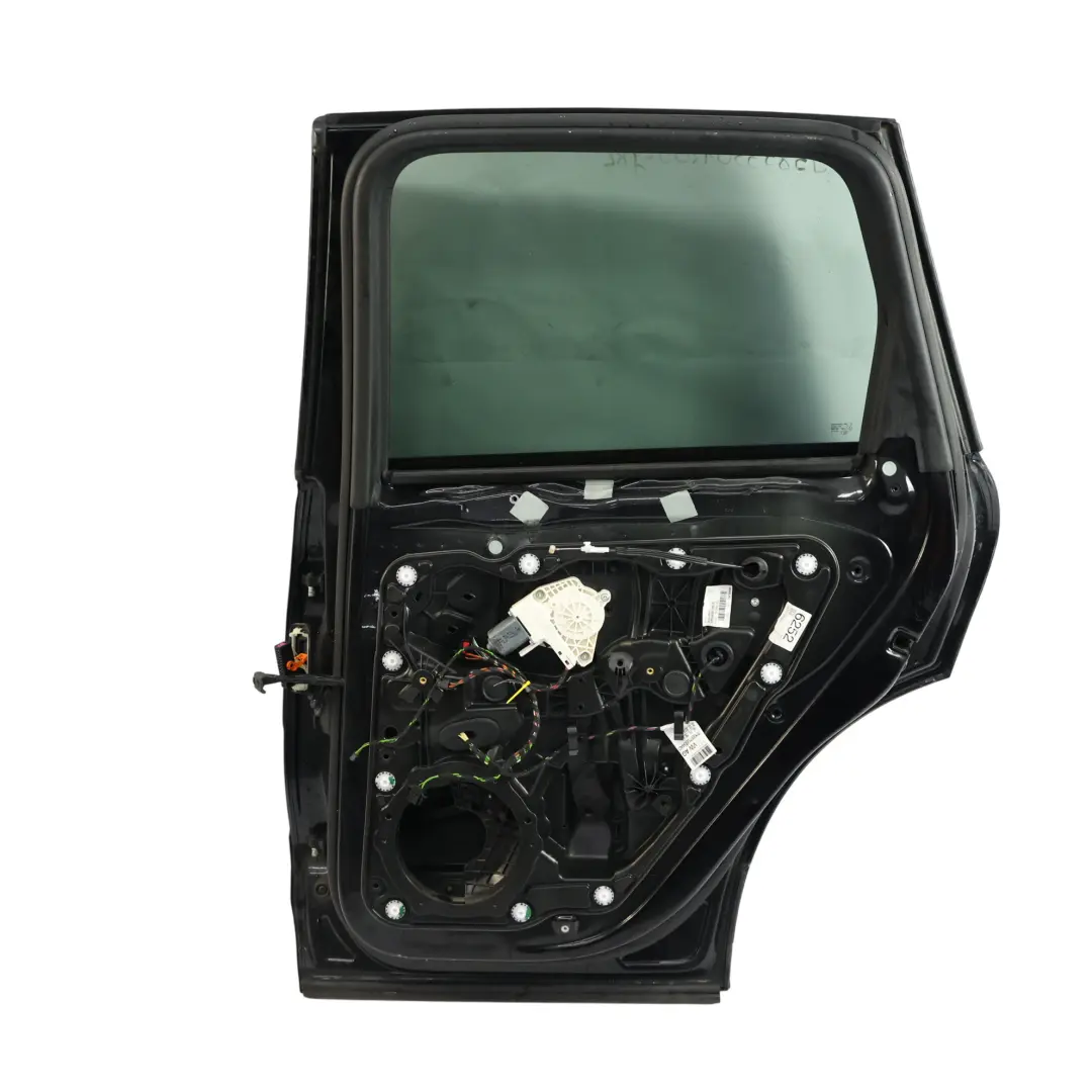 Drzwi Tylne Prawe Jet Black Metallic - C9X do Porsche Cayenne 92A o numerze 95853301200 Porsche Cayenne 92A Drzwi Tylne Prawe Jet Black Metallic - C9X - SKU 95853301200-JBL - Numer Części 95853301200