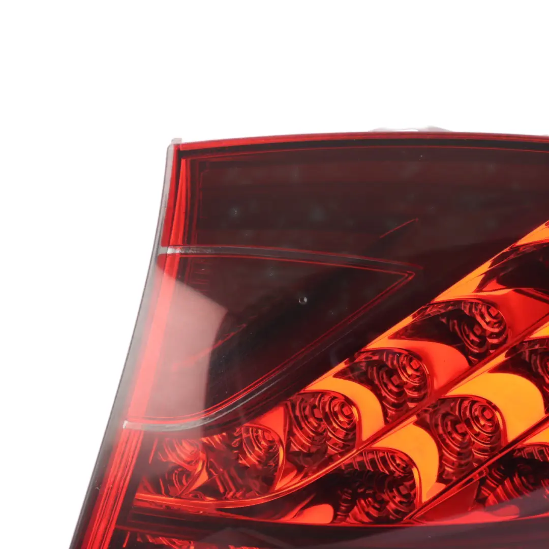 Taillight Tailgate Light Lamp Right O/s to Porsche Cayenne 92a Rear with Part number 95863109622 Porsche Cayenne 92a Rear Taillight Tailgate Light Lamp Right O/s - SKU 95863109622 - Part number 95863109622