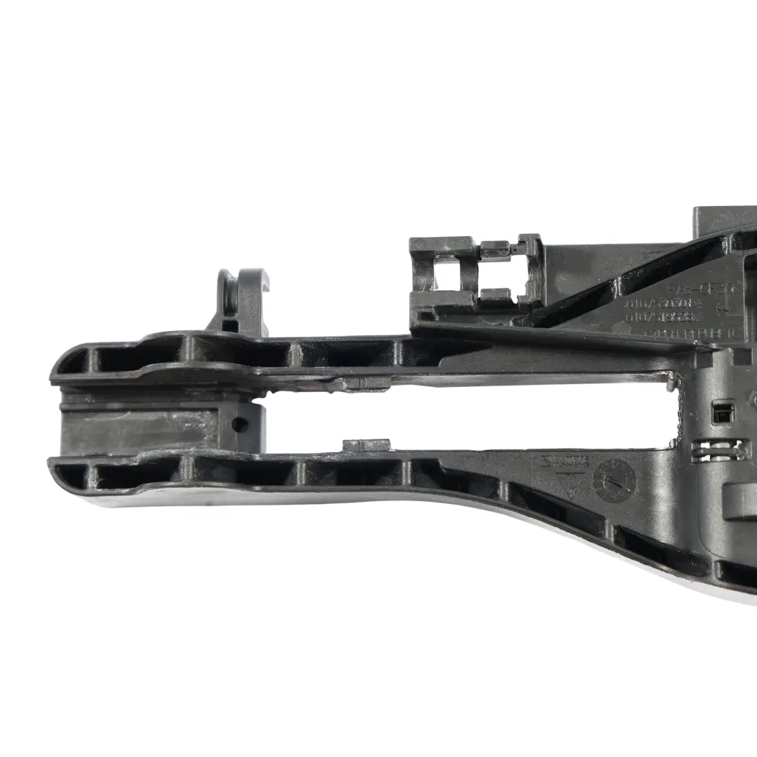 Soporte Manija Puerta Exterior Trasero Izquierdo para Porsche Macan 95B con número de pieza 95B839885B Porsche Macan 95B Soporte Manija Puerta Exterior Trasero Izquierdo - SKU 95B839885B - Número de pieza 95B839885B